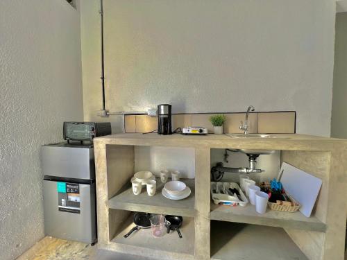 een kleine keuken met een aanrecht en een wastafel bij Hotel Citadin zona 5 in Guatemala