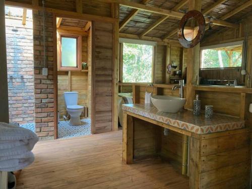 a bathroom with a sink and a toilet in a cabin at Cabaña en Villa de Leyva Se Permiten Mascotas Pet Friendly in Villa de Leyva