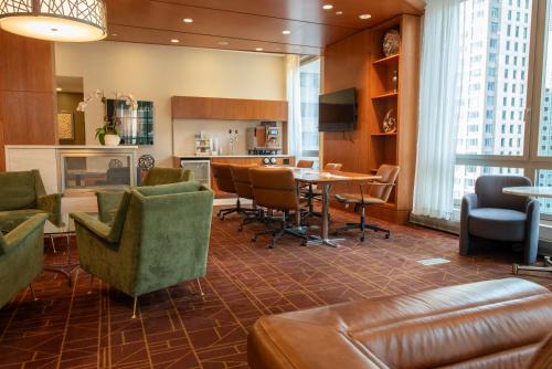 a living room with a table and chairs at Hotel Boutique at Grand Central in New York