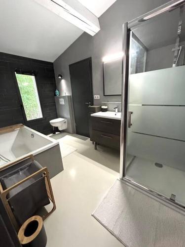 Ένα μπάνιο στο Superbe maison avec jacuzzi