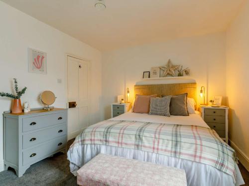 um quarto com uma cama e uma cómoda em 3 Bed in Brixham 64703 em Brixham