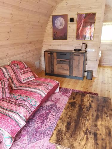 a bedroom with a bed and a table in a cabin at Agroturystyka Dzikie Stawy-Mazury in Golubie Wężewskie