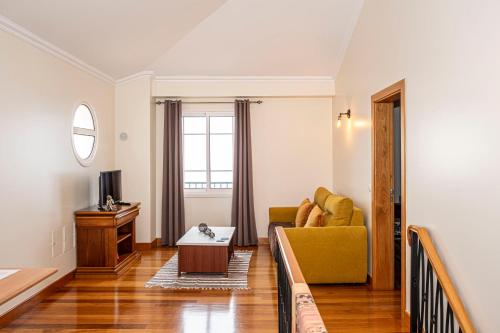 a living room with a couch and a table at Namastê House I in Relógio do Poiso