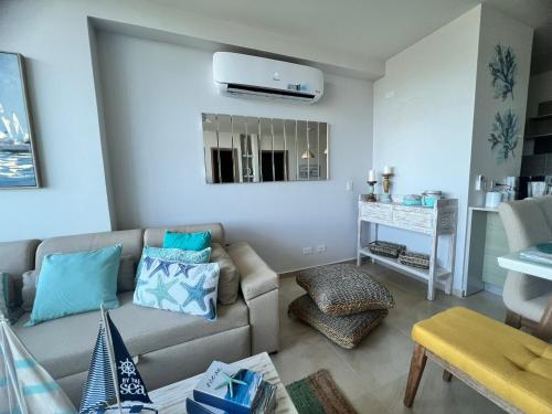 uma sala de estar com um sofá e uma mesa em Apartamento de playa con calor de hogar em Nueva Gorgona