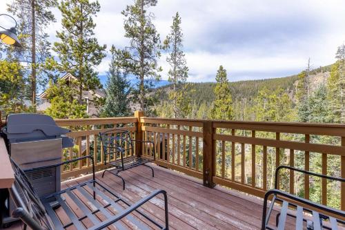 een terras met twee stoelen en een grill erop bij 6554 Settlers Creek townhouse in Keystone