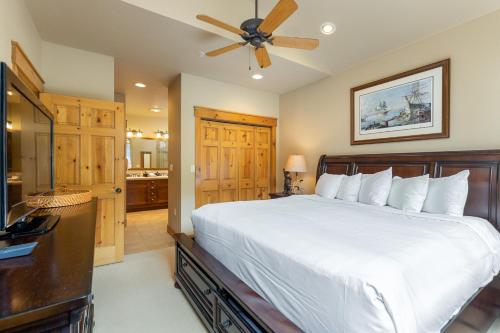 een slaapkamer met een bed en een plafondventilator bij 6554 Settlers Creek townhouse in Keystone