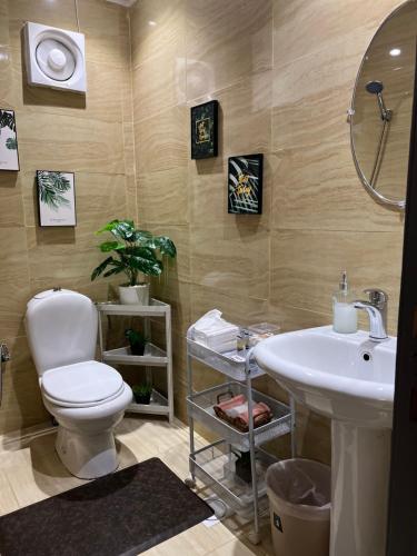 a bathroom with a toilet and a sink at أستديو قريب من البوليفارد و أهم الأماكن السياحية قفل ذكي in Riyadh