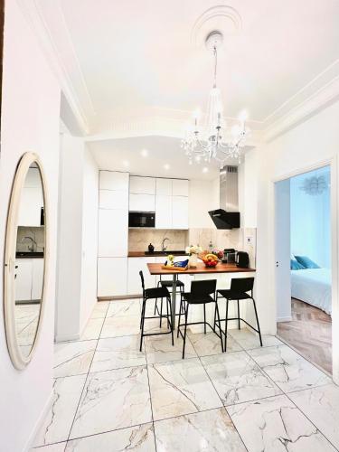 une cuisine et une salle à manger avec une table et des chaises dans l'établissement Cœur d'Azur Appartement, à Nice