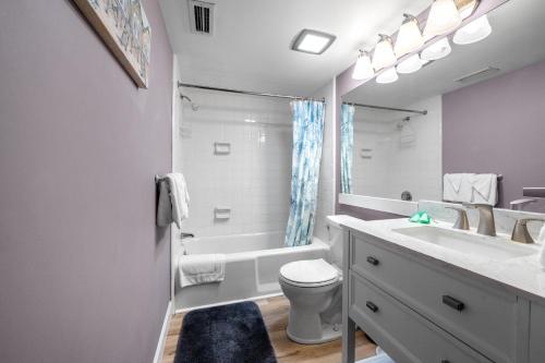 ein Badezimmer mit einem Waschbecken, einem WC und einer Badewanne in der Unterkunft Arcadian II 4C - Oceanfront - Shore Drive Section in Myrtle Beach