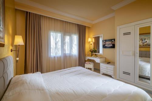 Un dormitorio con una gran cama blanca y una ventana en Mediterranee Hammamet- Families and Couples Only en Hammamet