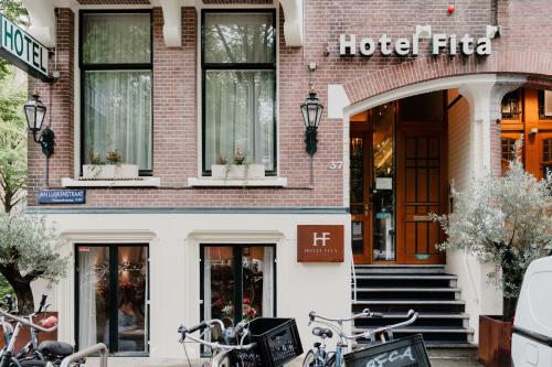 um hotel com bicicletas estacionadas fora dele em Hotel Fita em Amsterdã