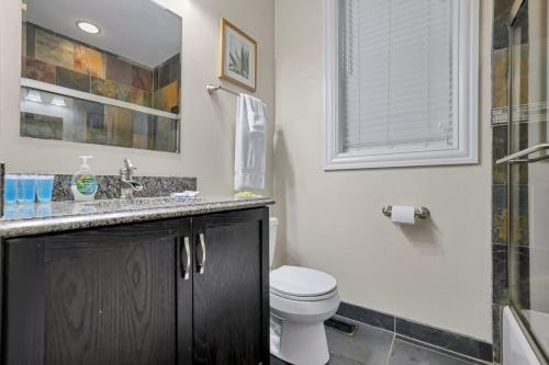 Bilik mandi di OSU and Short North 4 Bedroom Patio and Garage with EV