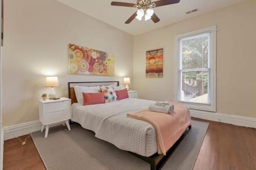 Katil atau katil-katil dalam bilik di OSU and Short North 4 Bedroom Patio and Garage with EV