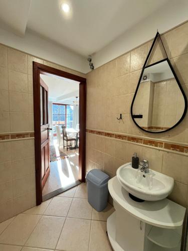 een badkamer met een wastafel en een spiegel bij U Kapiarza in Klikuszowa