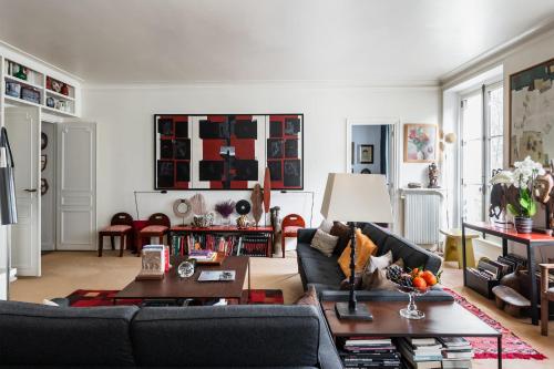 un soggiorno con divano e tavolo di Charming apartment in the heart of Paris - Welkeys a Parigi