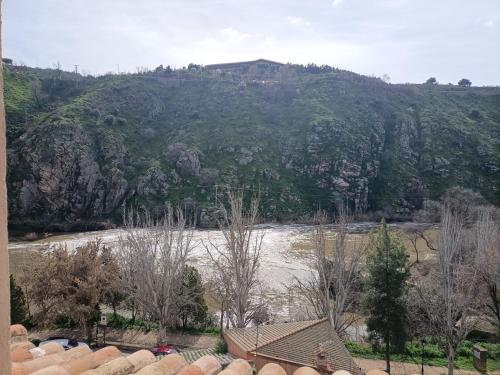 una vista de un río con una montaña en el fondo en El Mirador del Valle FACIL ACCESO con COCHE en Toledo