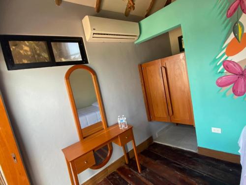 een kamer met een kaptafel en een spiegel bij Bahía uvas Bungalos in Banco Playa