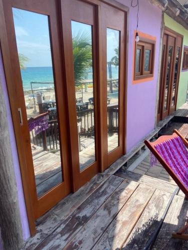 een kamer met een balkon met uitzicht op het strand bij Bahía uvas Bungalos in Banco Playa