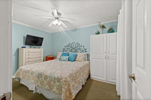 מיטה או מיטות בחדר ב-A Place At The Beach WH 308 - Oceanfront - Windy Hill Section