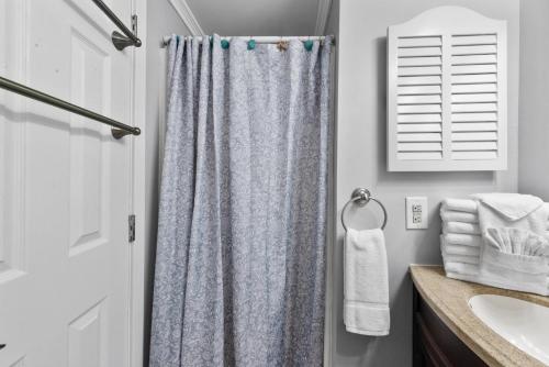 uma casa de banho com uma cortina de chuveiro e um lavatório em A Place At The Beach WH 308 - Oceanfront - Windy Hill Section em Myrtle Beach