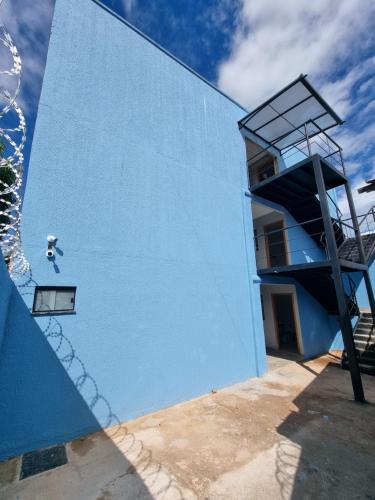 a blue building with a staircase on the side of it at Flat Completo Aparecida de Goiânia in Aparecida de Goiania