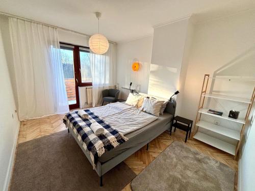 1 dormitorio con 1 cama y 1 silla en Felix Villa en Nyíregyháza