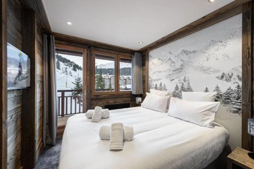 a bedroom with a large white bed with a mountain mural at Residence - Pièces 134 in Courchevel