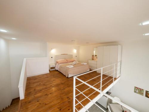 ein Schlafzimmer mit einem Bett und einer Treppe in der Unterkunft INCANTO Apartament in Neapel