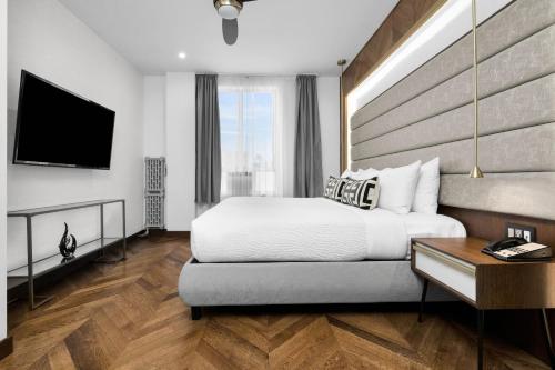 a hotel room with a bed and a television at Hotel 32One in San Francisco