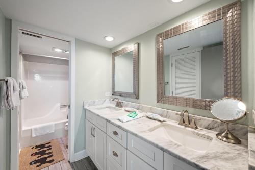 uma casa de banho com 2 lavatórios e um espelho grande em Ocean Creek Resort L4 -Oceanfront - Windy Hill em Myrtle Beach
