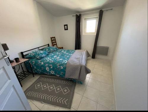- une chambre avec un lit et une petite fenêtre dans l'établissement Bel Appartement, à Saint-Thibéry