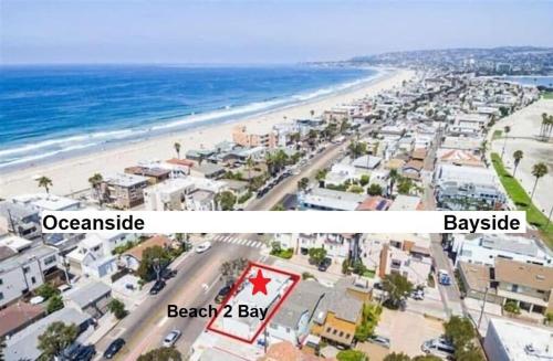 een luchtzicht op een strand en een stad bij Beach-2-Bay 1br - In the Heart of Mission Beach in San Diego