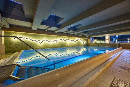 uma grande piscina num edifício em Alpenhotel Rieger em Mittenwald