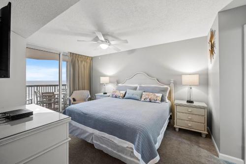 En eller flere senge i et værelse på Ashworth 807 - Ocean Front-Ocean Drive Section