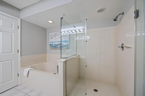 Et badeværelse på Ashworth 807 - Ocean Front-Ocean Drive Section