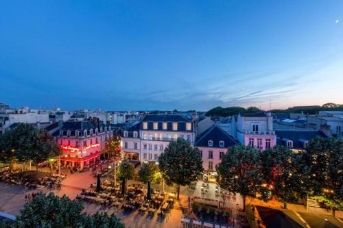 a view of a city at night at maison pas loin centre-ville in Reims