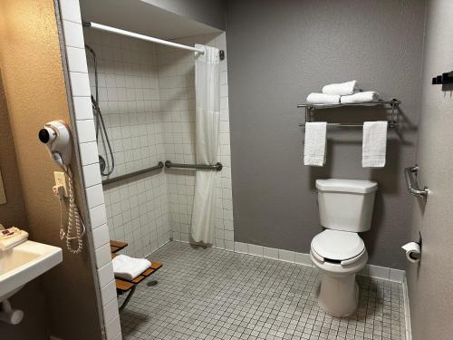 Ένα μπάνιο στο Motel 6-San Diego, CA - Hotel Circle - Mission Valley