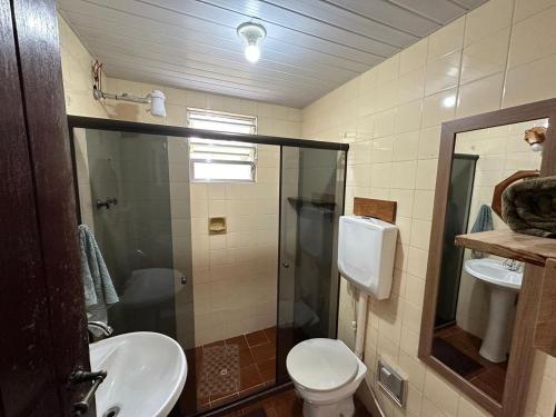 un bagno con wc, lavandino e doccia di Chalé Chácara Caminho do Vale CASA DE TEMPORADA a Nova Friburgo