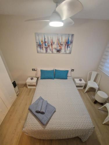 ein Schlafzimmer mit einem Bett und einem Wandgemälde in der Unterkunft Apartamento Caribe Playa in Calpe