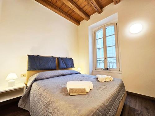 um quarto com uma cama grande com duas toalhas em [Plaza Deluxe] Modern Center House - View Como Lake - Top Privacy em Como