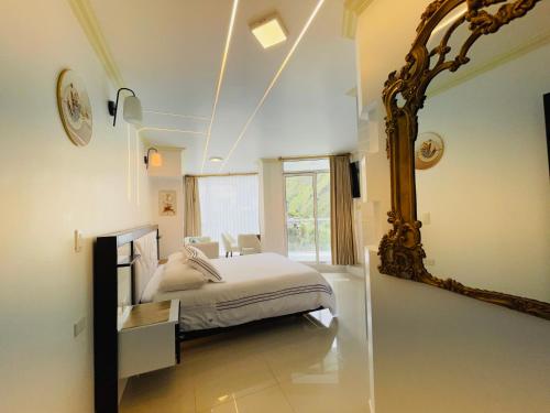 1 dormitorio con cama y espejo en Hostal Balcon del Cielo en Baños