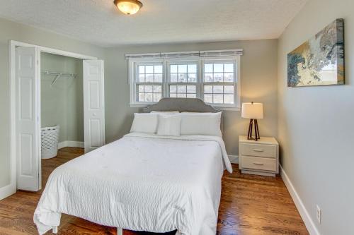 ein Schlafzimmer mit einem weißen Bett und einem Fenster in der Unterkunft Asheville Haven Less Than 2 Mi to Biltmore and Downtown in Asheville