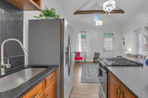 een keuken met een spoelbak en een koelkast bij The Village Cottage in Columbus