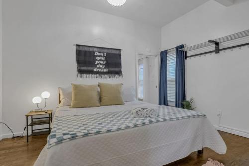 een slaapkamer met een groot bed met twee trouwringen erop bij The Village Cottage in Columbus