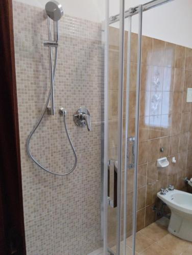 a bathroom with a shower and a sink at Appartamento con posto auto privato comodo a centro e spiagge in Lavagna