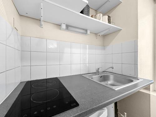 une cuisine avec un évier et un plan de travail dans l'établissement Charme Citadin Angevin - hyper centre Angers, à Angers