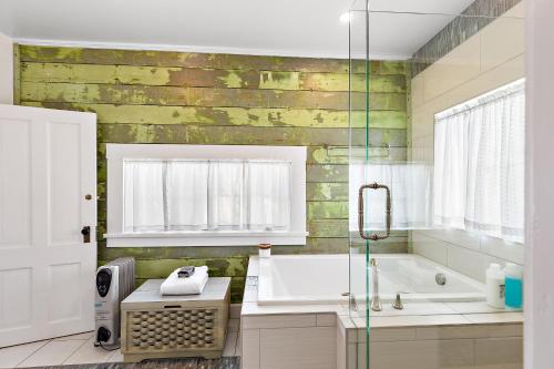 een badkamer met een bad, een wastafel en een douche bij Barclay Klum House by WanderLodges in Ashland