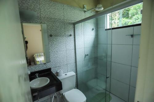 a bathroom with a toilet and a sink and a shower at Sítio Via Láctea - Guaramiranga in Guaramiranga