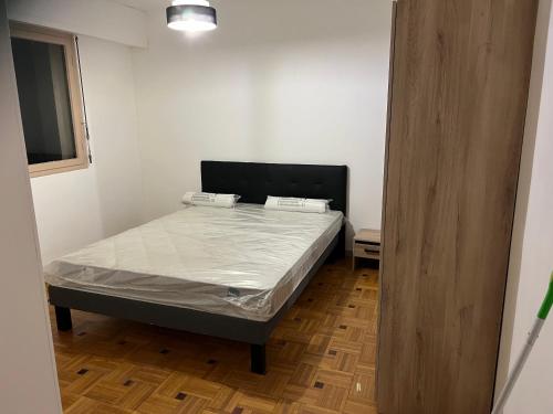ein kleines Schlafzimmer mit einem Bett in einem Zimmer in der Unterkunft T2 proche plage et casino in Menton