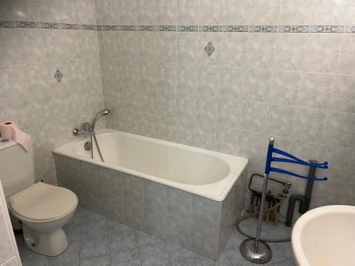 ein Badezimmer mit einer Badewanne, einem WC und einem Waschbecken in der Unterkunft T2 proche plage et casino in Menton